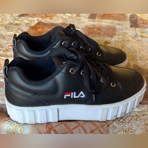 Fila leather Sandblast platform sneaker- SZ women’s 7